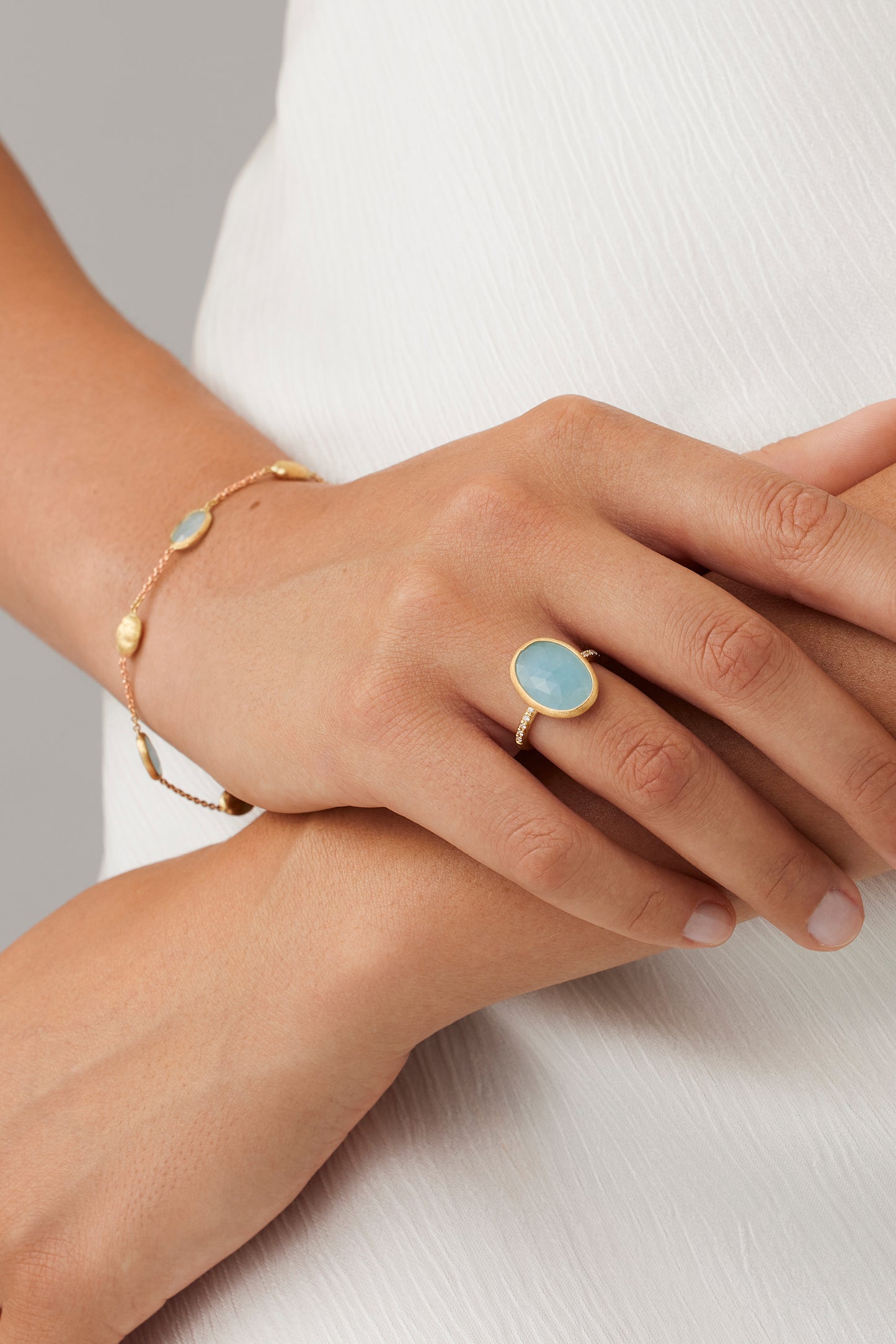 Bracciale con ovaline in oro e acquamarina