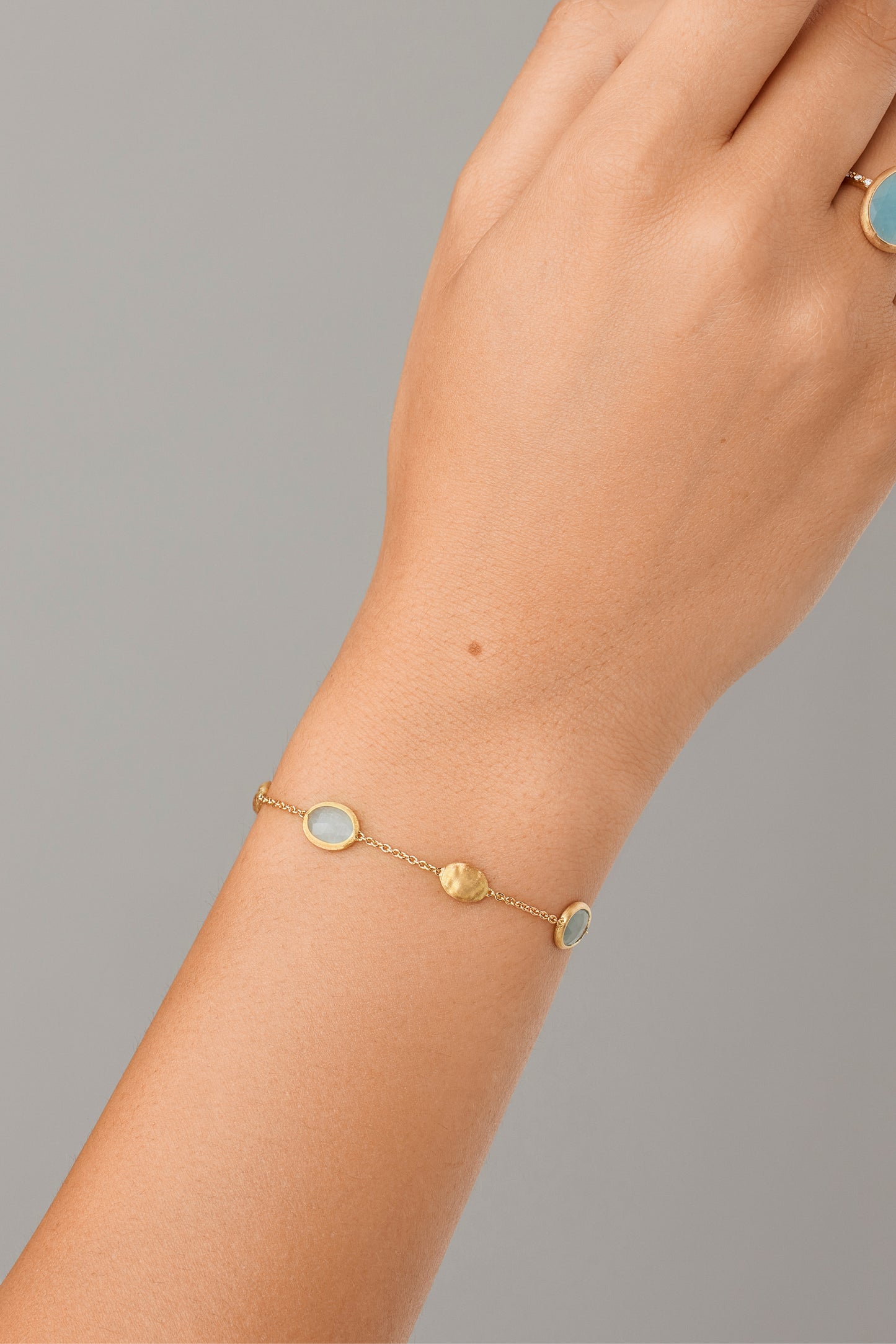 Bracciale con ovaline in oro e acquamarina